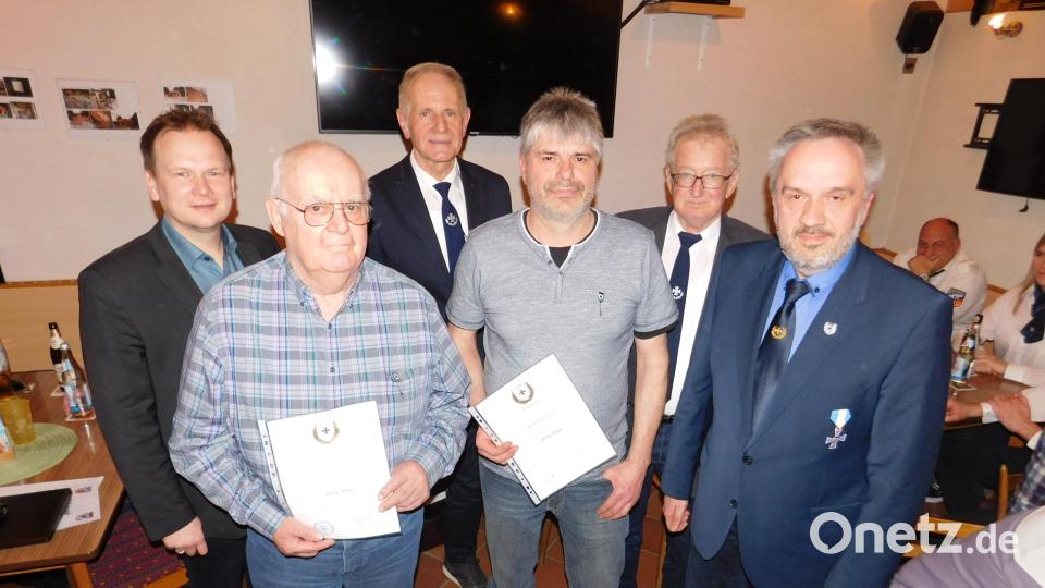 Rudi König (Zweiter von links) und Reinhold Veigl (Vierter von links) wurden für 25 Jahre, Martin Veigl (nicht im Bild) für zehn Jahre Mitgliedschaft von BSB-Kreisvorsitzendem Thomas Semba (von rechts), stellvertretendem Vorsitzenden Harald Kohl, Vorsitzendem Bernhard Kopp und Bürgermeister Christian Porsch mit Urkunde und Nadel geehrt. Bild: whü