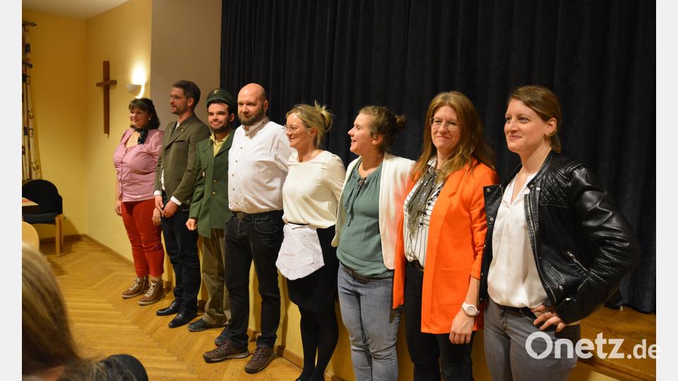 Langanhaltender Beifall für die Schauspieler des Ehenfelder Theatervereins Bild: fdl