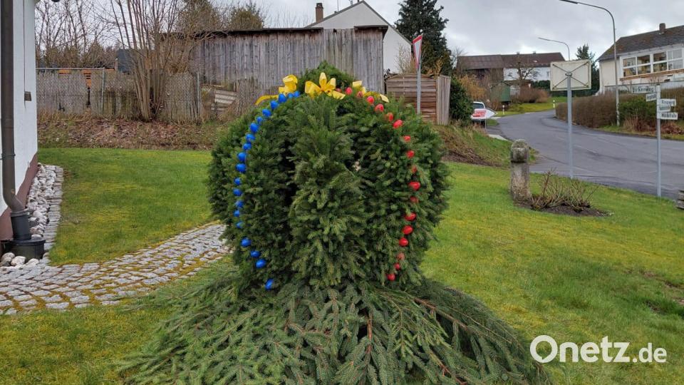 Osterkrone an der Dorfkapelle und Kriegerdenkmal in Witzlasreuth. Bild: ak