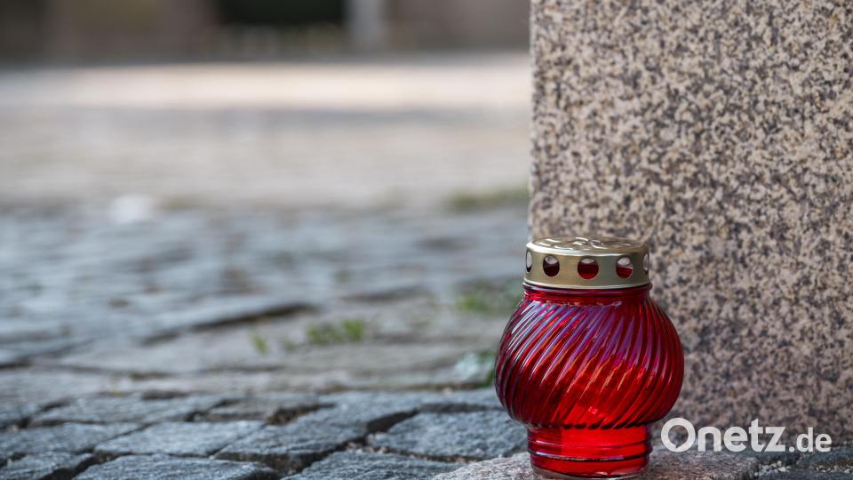 An der Straßenecke zur Zufahrtsstraße zum Kinder- und Jugendhilfezentrum, in dem am Dienstag eine Zehnjährige tot aufgefunden wurde, steht ein Grablicht auf dem Boden. Bild: Daniel Vogl/dpa