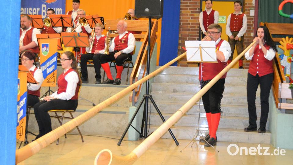 An das Alphorn, ein eher exotisches Instrument in der Oberpfalz, trauten sich die Trompeter Tina Schmid und Matthias Bogner. Bild: kki