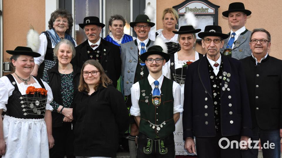 Der neue Vorstand von Hoamatland: Marion Pfab, Gerlinde Müller, Nadine Schmidt, Maximilian Pfab, Eckehard Papenfuß, Bürgermeister Martin Preuß (vorne von links), Franziska Pfab, Peter Baringer, Anja Gebhardt, Stefan Schmid, Ingrid Ruscheinski, Annette Reil und Maximilian Wichmann. Bild: Stephan Huber