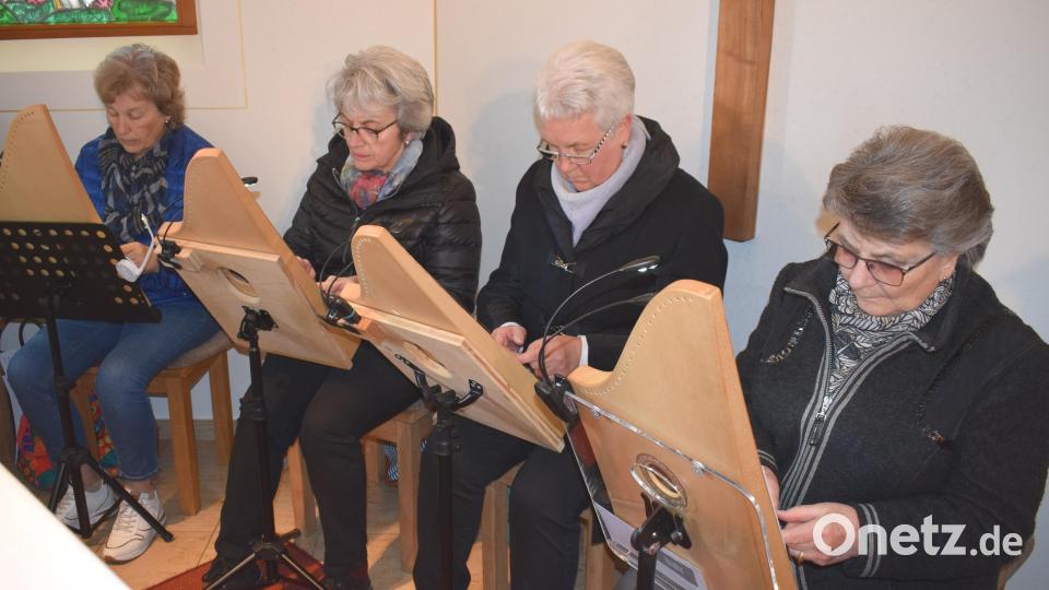 Ein Teil der Veehharfen-Gruppe in Aktion beim Passionssingen in Stifterslohe. Bild: no