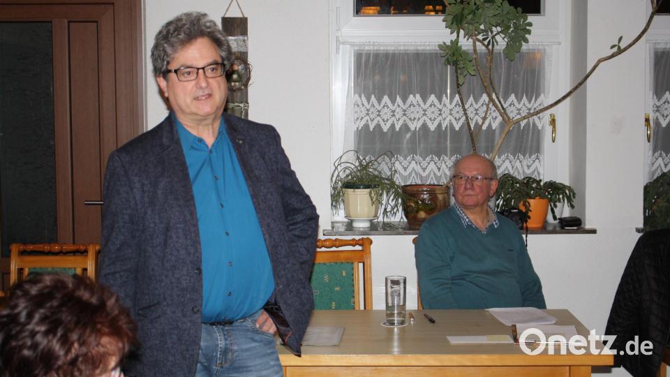 Ein digitales Gedächtnis für Pressath will die Stadt mit finanzieller Förderung des Freistaats schaffen. Bürgermeister Bernhard Stangl (stehend) informierte die Heimatpflegebundmitglieder (rechts Vorsitzender Eckhard Bodner) über das Projekt. Bild: bjp
