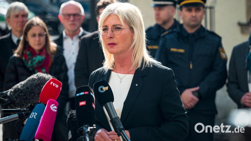 Ulrike Scharf (M, CSU), Staatsministerin für Familie, Arbeit und Soziales, im Interview mit den Medienvertretern. Bild: Daniel Vogl/dpa/Archivbild