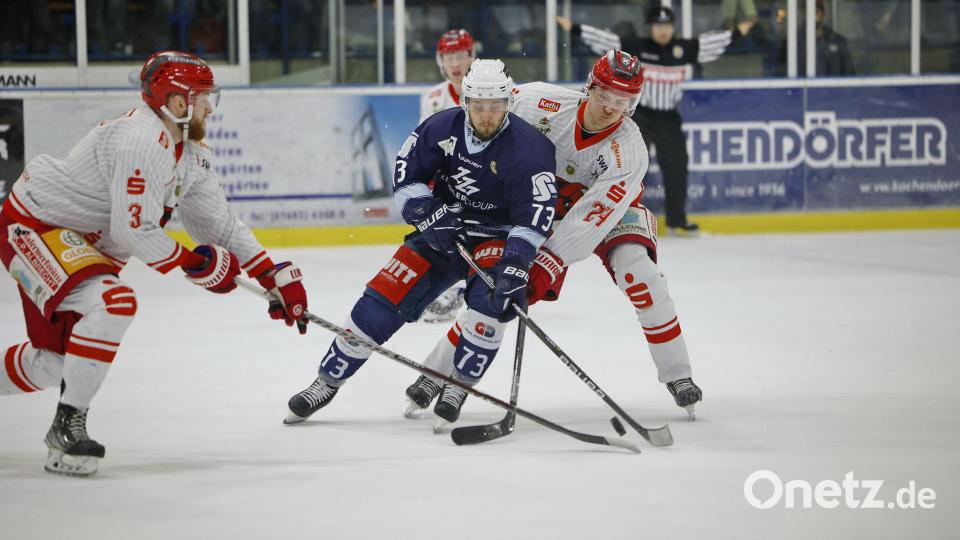 Szenen aus dem ersten Play-off-Halbfinale zwischen den Blue Devils Weiden und den Saale Bulls Halle. Bild: Werner Moller