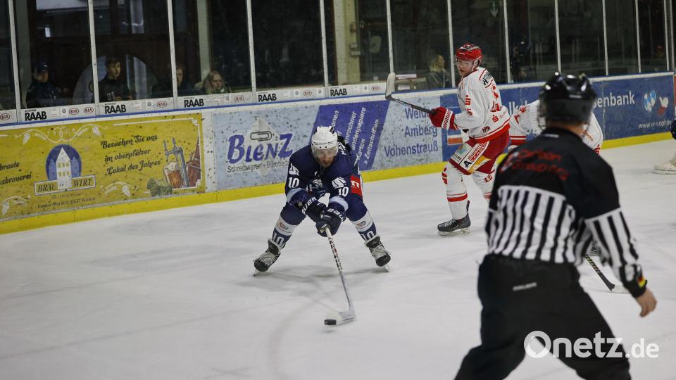 Szenen aus dem ersten Play-off-Halbfinale zwischen den Blue Devils Weiden und den Saale Bulls Halle. Bild: Werner Moller