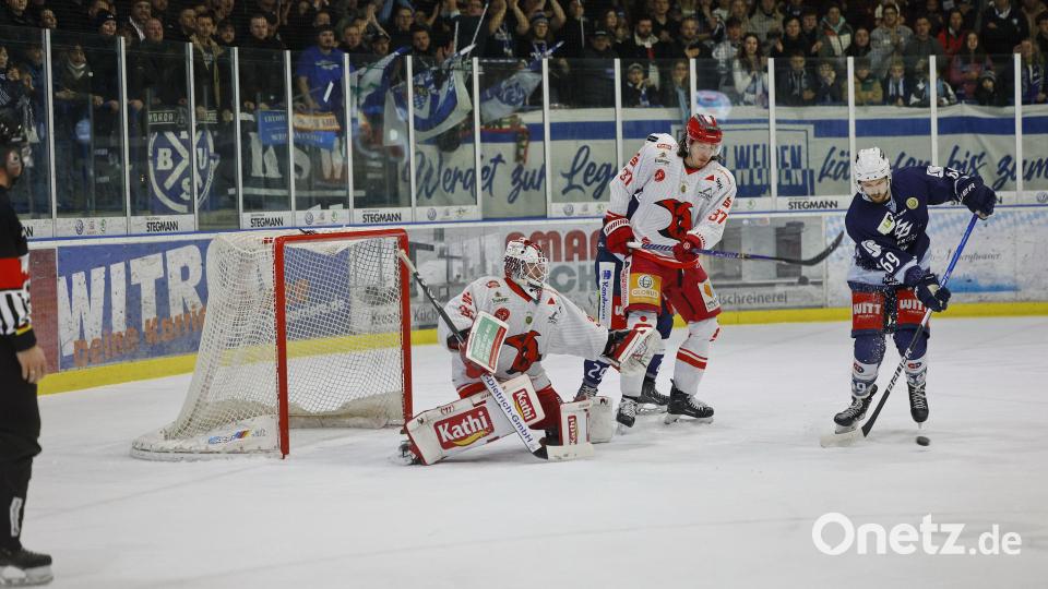 Szenen aus dem ersten Play-off-Halbfinale zwischen den Blue Devils Weiden und den Saale Bulls Halle. Bild: Werner Moller