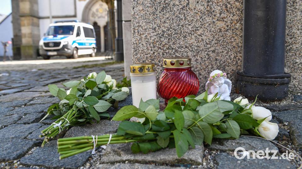 Die Wunsiedler legten weiße Rosen ab und stellten Kerzen auf. Bild: Florian Miedl