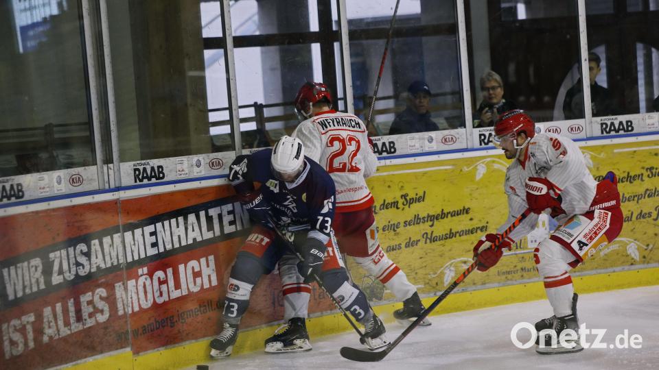 Szenen aus dem ersten Play-off-Halbfinale zwischen den Blue Devils Weiden und den Saale Bulls Halle. Bild: Werner Moller