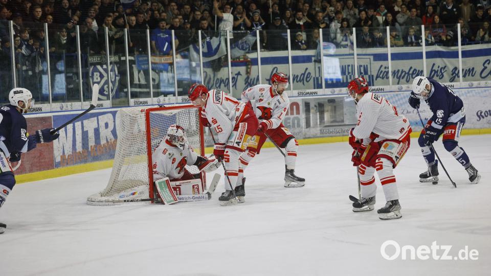 Szenen aus dem ersten Play-off-Halbfinale zwischen den Blue Devils Weiden und den Saale Bulls Halle. Bild: Werner Moller