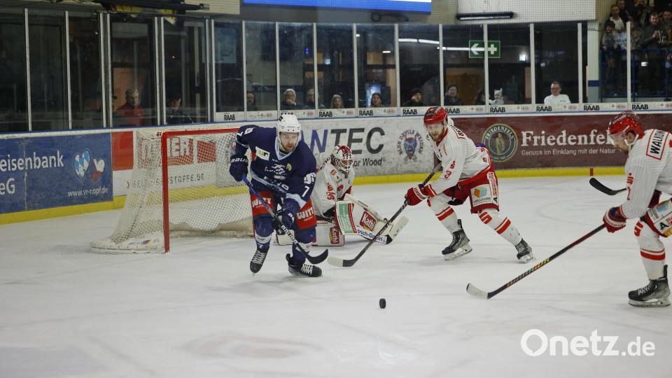 Szenen aus dem ersten Play-off-Halbfinale zwischen den Blue Devils Weiden und den Saale Bulls Halle. Bild: Werner Moller