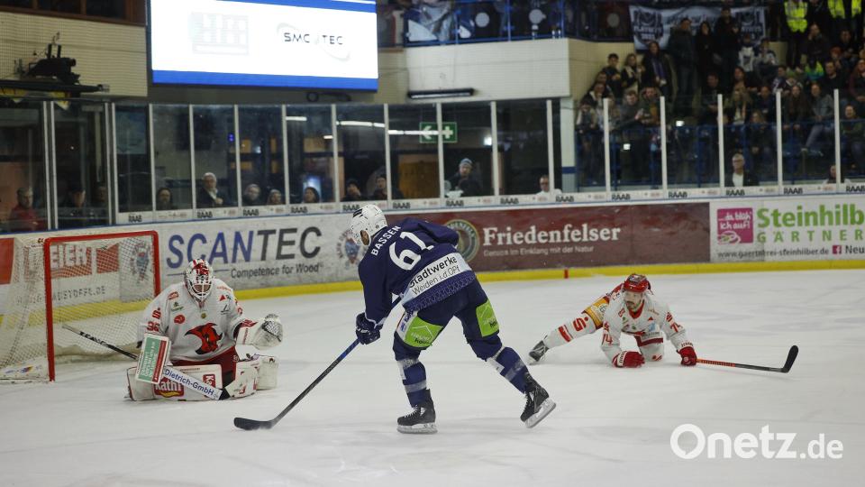 Szenen aus dem ersten Play-off-Halbfinale zwischen den Blue Devils Weiden und den Saale Bulls Halle. Bild: Werner Moller