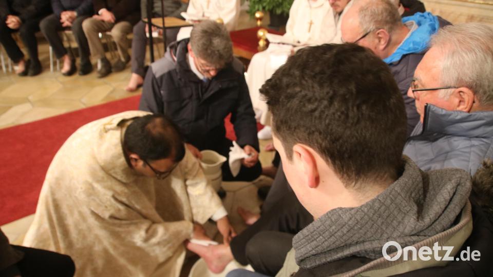 Bei der Liturgie zum Gründonnerstag wusch Stadtpfarrer Robin Xavier zwölf Schlichter Männern die Füße. Bild: ct