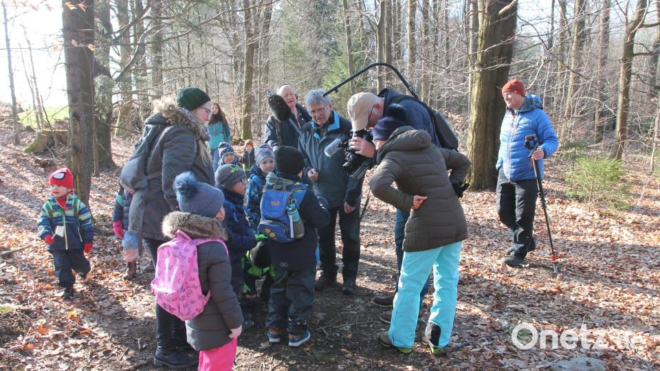 Während Manfred Janker (Dritter von rechts) Bucheckern erklärt, filmt das BR-Team. Bild: pi