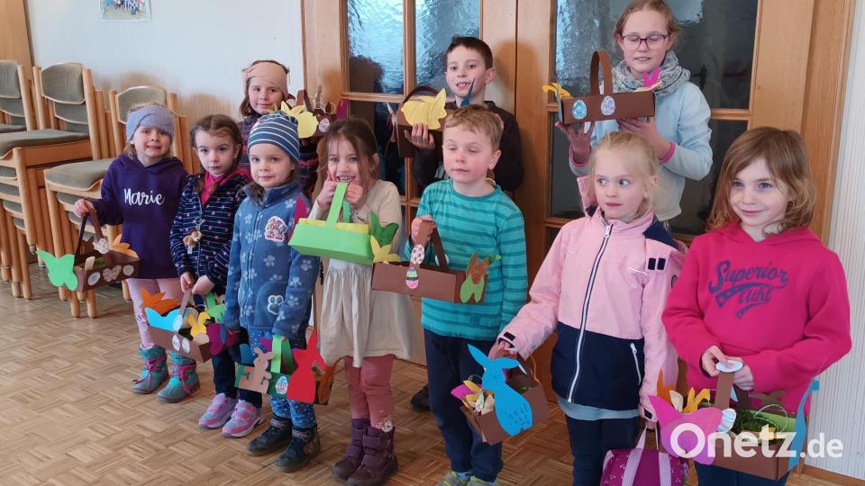 Die Kinder zeigen stolz ihre selbst gebastelten Osternester. Bild: OGV Schwend/exb