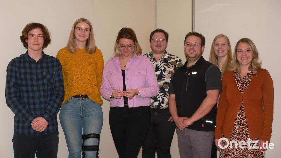 Diese jungen Frauen und Männer sind seit 15 Jahren im Waldverein. Auch sie wurden dafür ausgezeichnet. Bild: mh