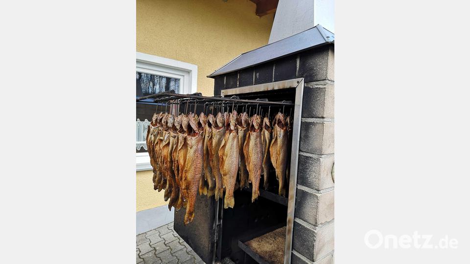 Bereits der Anblick der herzhaft zubereiteten goldgelben Räucherfische ließ das Wasser im Mund zusammenlaufen. Bild: gz