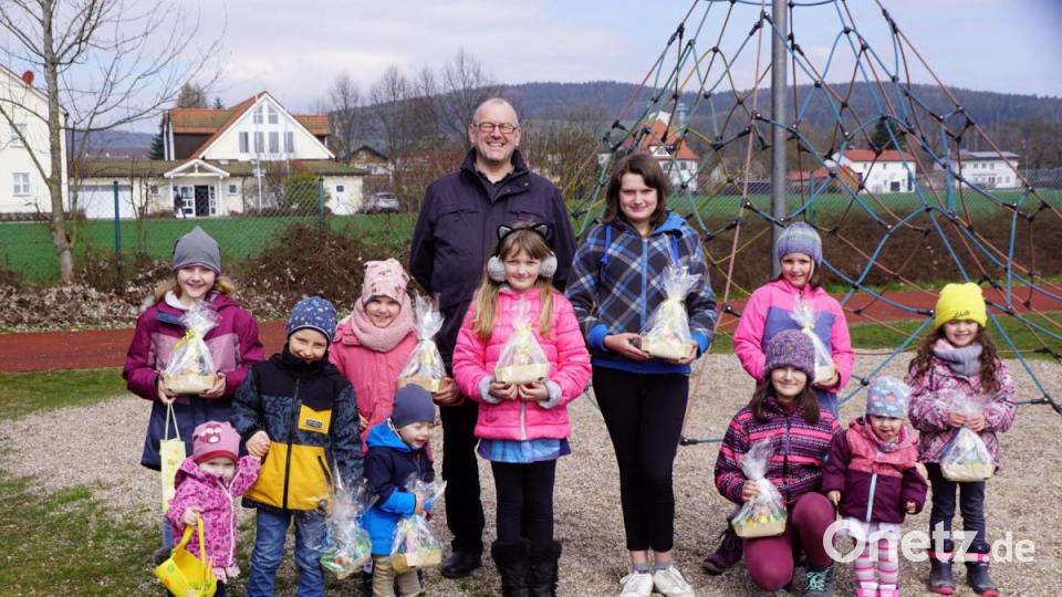 Vor dem Gruppenfoto mit Markus Schraml hatten schon viele Kinder ihre Suche beendet und waren auf dem Heimweg. Bild: bkr