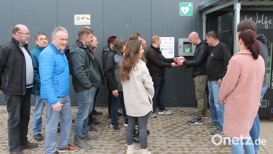 Christian Zintl (Fünfter von rechts) erläutert die Handhabung des Defibrillators. Bild: pi