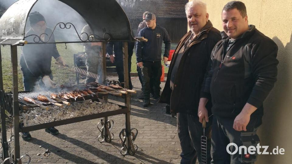 Einen arbeitsreichen Karfreitag mit der Zubereitung der Fische hatten die Grillmeister des Fischereivereins. Bild: gz