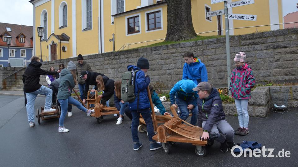 Die Ministranten drehten kräftig am Karsamstag um 12 Uhr ihre Ratschn und riefen lautstarke den „Engel des Herrn“. Bild: gi