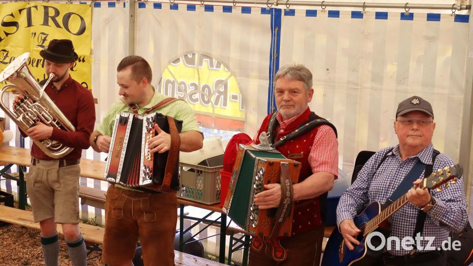 Während sich die Kinder nach der Osternestsuche in der Hüpfburg austoben, spielten im Festzelt die Gschamigen mit den jungen Ganz Gschamigen auf. Bild: mfh