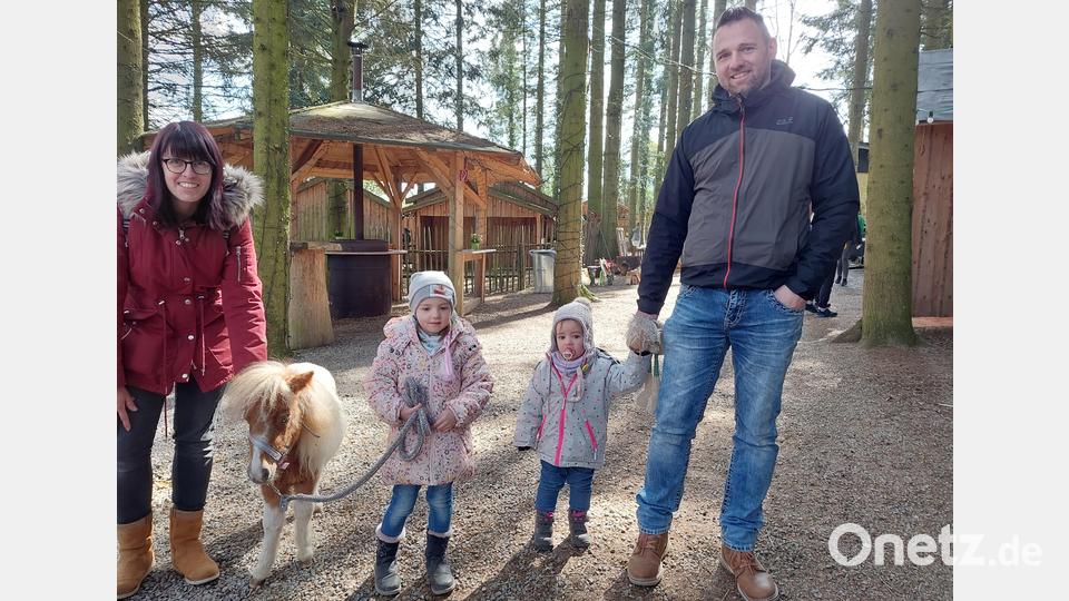 Alicia und Lea dürfen während der Gartentage ein Pony führen. Bild: jua