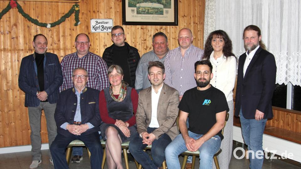 Neuwahlen bei der CSU Wiesau: Vorsitzender bleibt Michael Dutz (vorne, Zweiter von rechts). Stellvertreter ist Florian Distner (vorne rechts). Bild: wro
