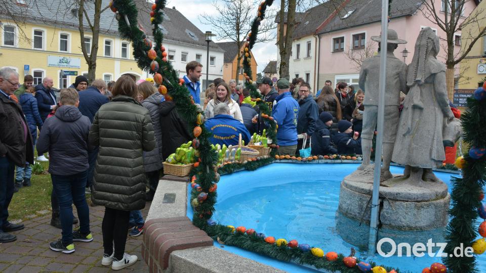 Viel los war am Ostersonntag rund um den Stiftländer Heimatbrunnen. Bild: jr