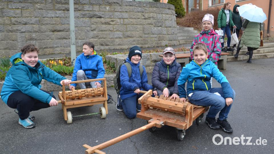 Die Ministranten drehten kräftig am Karsamstag um 12 Uhr ihre Ratschn und riefen lautstarke den „Engel des Herrn&quot;. Bild: gi
