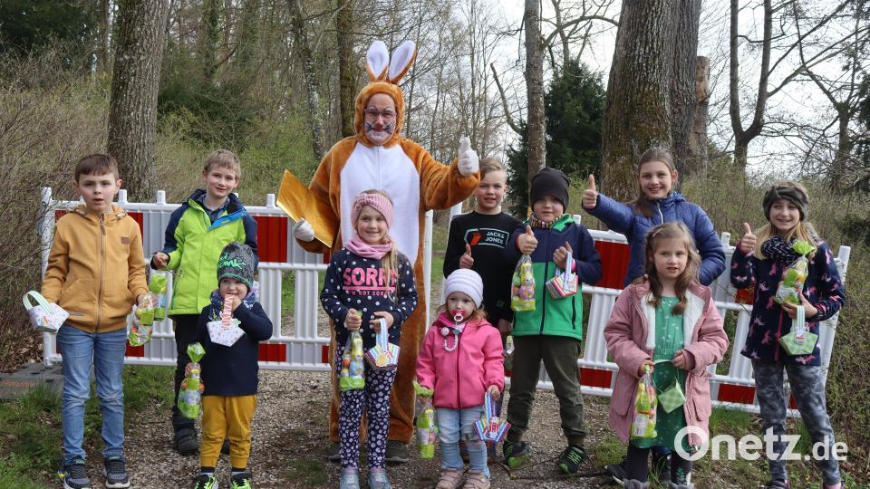 Alle Kinder freuen sich nach der Suche über ein Osternest. Bild: mfh