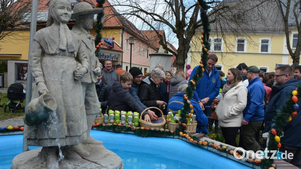 Viel los war am Ostersonntag rund um den Stiftländer Heimatbrunnen. Bild: jr