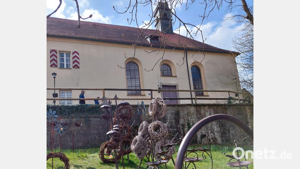 Auf dem weitläufigen Schlossgelände ist auch für etwas ausgefallenere Garten-Deko reichlich Platz. Bild: jua