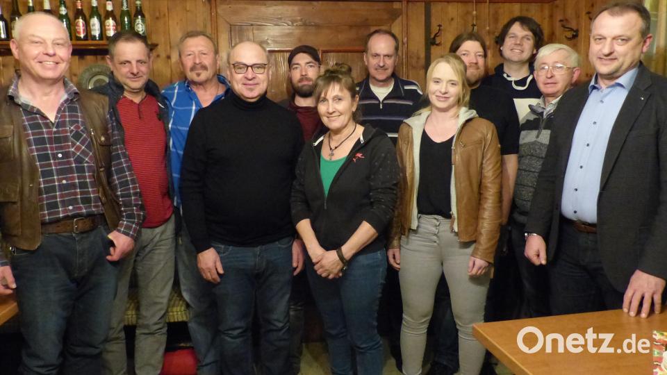 Die neue Vorstandschaft des Förderverein mit Vorsitzender Rita Lingl (siebte von rechts) und Vize Karl Liegl ( Vierter von links) mit Bürgermeister Anton Kappl (rechts) Bild: sl