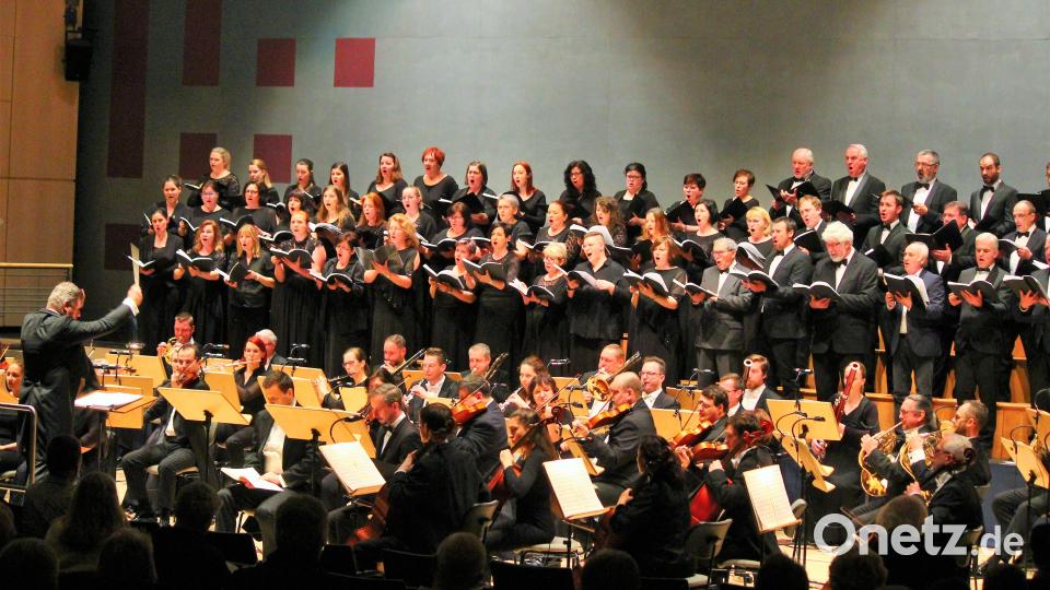 Mit dem „Stabat Mater Dolorosa“ von Antonín Dvořák wurden die Zuhörer musikalisch auf das Osterfest eingestimmt. Bild: stg