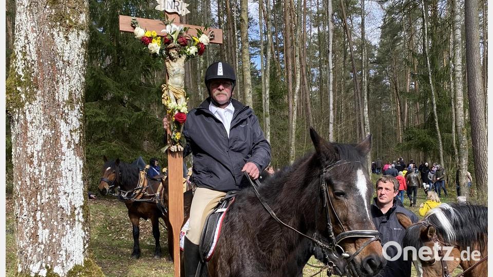 Ein Geistlicher Zelebrant schwang sich zwar heuer nicht in den Sattel um im Zug mitzureiten, aber das schön geschmückte Kreuz bildete natürlich wie gewohnt die Spitze der Reitergruppe. Bild: aub