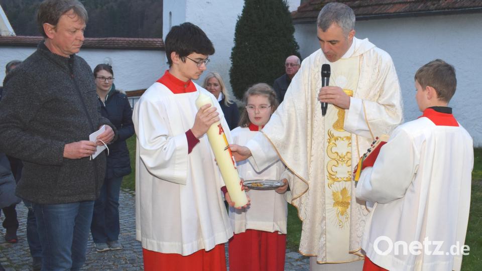 Generalvikar Michael Alberter leistete "Amtshilfe" in Illschwang und entzündet am Osterfeuer die neue Osterkerze Bild: no