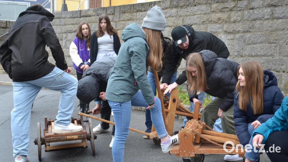 Die Ministranten drehten kräftig am Karsamstag um 12 Uhr ihre Ratschn und riefen lautstarke den „Engel des Herrn“. Bild: gi