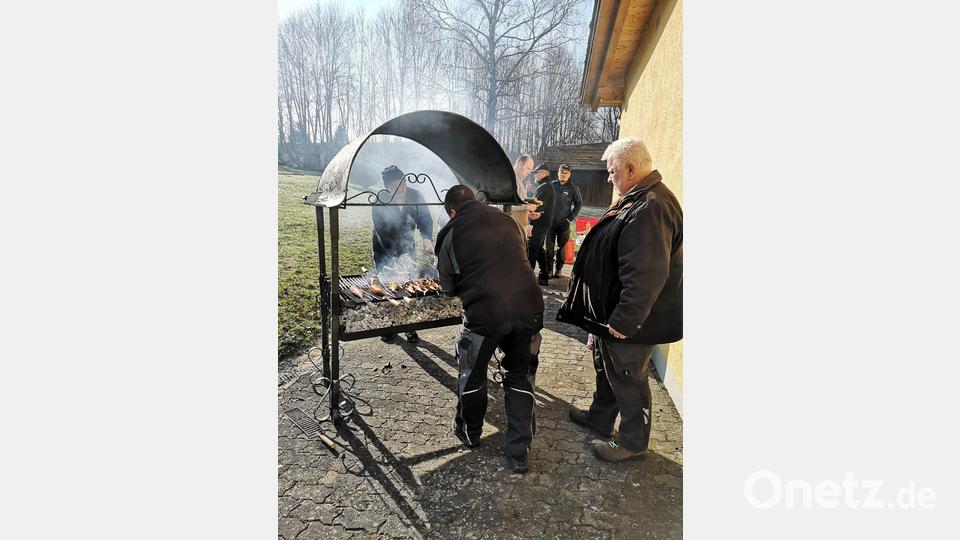 Die Mitglieder des Fischereivereins hatten beim Grillen alle Hände voll zu tun. Bild: gz