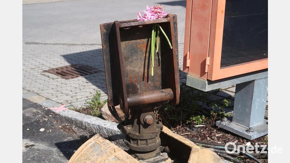 Ein origineller Ostergruß aus Vilseck: Auch eine Baggerschaufel auf der über die Ostertage ruhenden Baustelle in der Bahnhofstraße wurde österlich dekoriert. Bild: rha