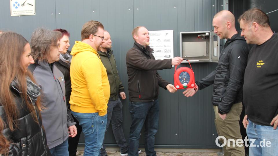 Christian Zintl (Dritter von rechts) erläutert die Handhabung des Defibrillators. Bild: pi