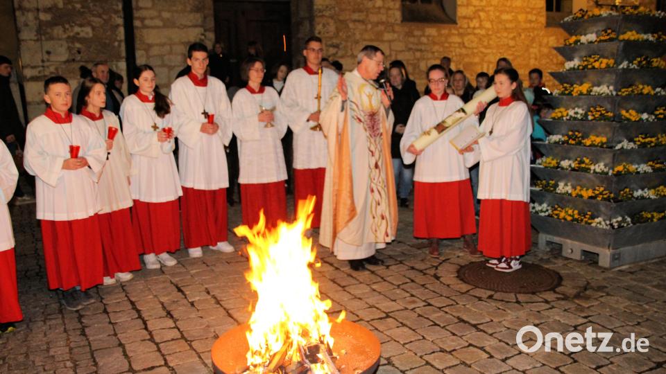 Pfarrer Werner Sulzer bei der Feuerweihe in Schmidmühlen. Bild: bjo