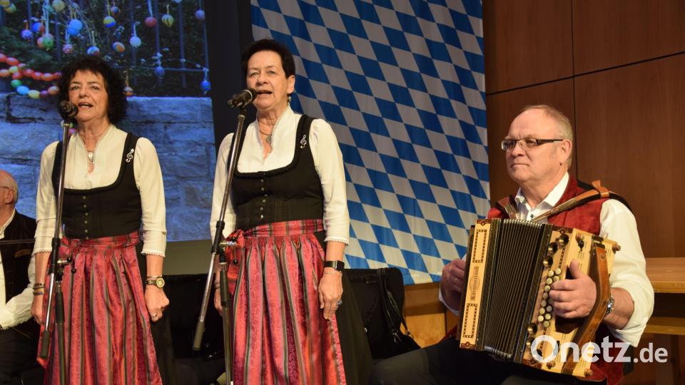 Seit 60 Jahren stehen die Zupfer-Moidln Waldtraud und Renate auf den Volksmusikbühnen der Region. Bild: bö