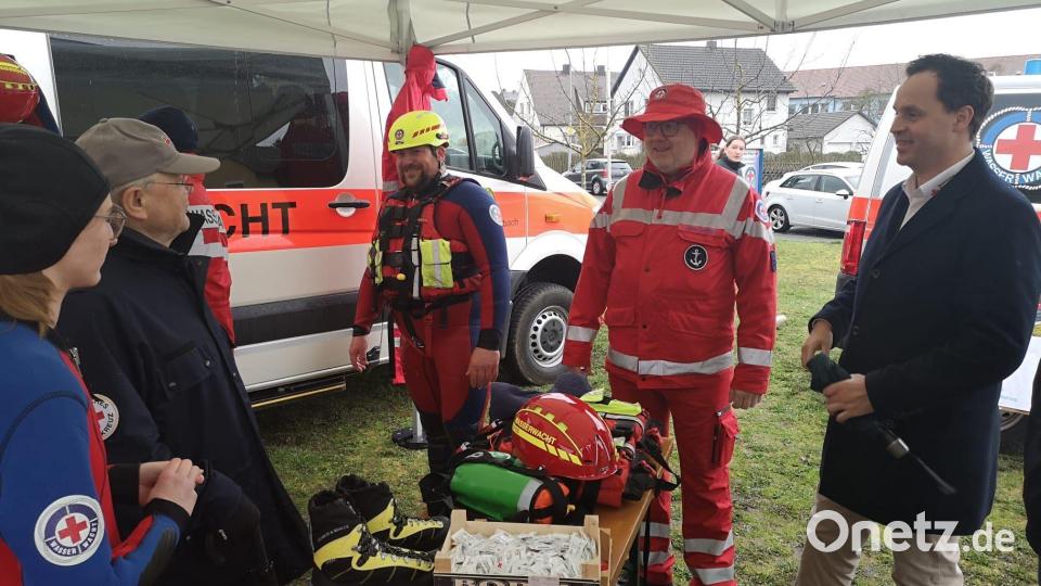 Ausstellung mit BRK-Kreisvorsitzenden Gerd Geismann (2. von links) und Kreisgeschäftsführer Sebastian Schaller (rechts). Bild:  Iris Winklmeier/exb