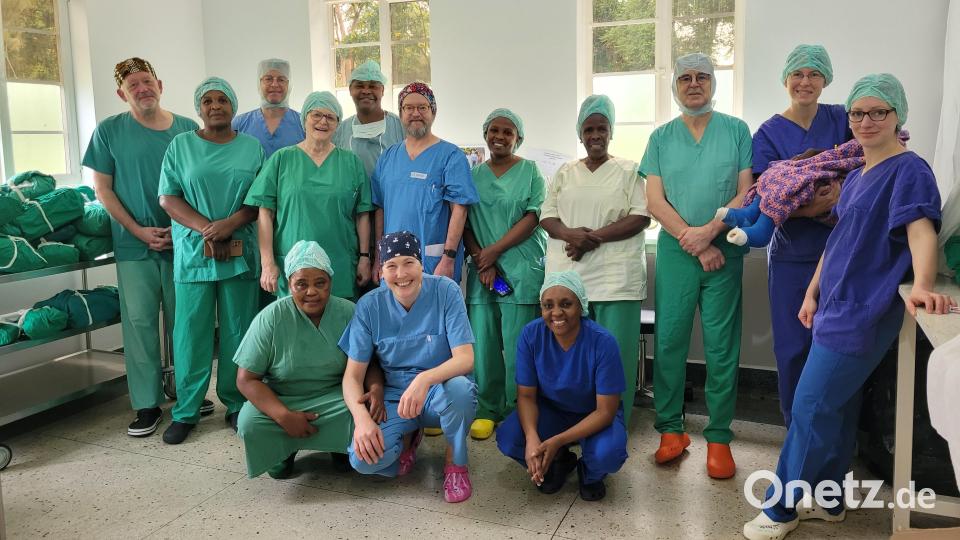 Das tansanische OP-Team bedankte sich beim Feuerkinder-Team für den erneuten Einsatz vor Ort. Bild: Dr. Annemarie Schraml/exb