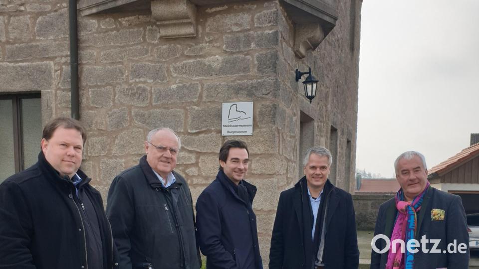 Die Fassade steht bereits für den Inhalt, davon überzeugten sich im Burg- und Steinhauermuseum (von rechts) MdL Dr. Ludwig Spaenle, Bürgermeister Thomas Meiler, MdL Dr. Stephan Oetzinger, Bezirkstagsvizepräsident Lothar Höher und Bezirksheimatpfleger Dr. Tobias Appl. Bild: Frauenreuther, Margit [fmt]