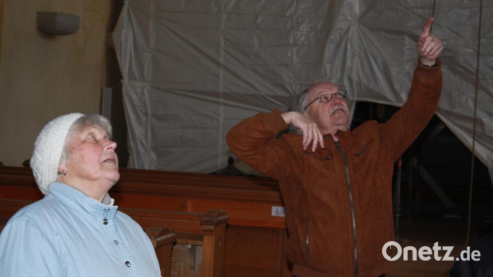 Hermann Bibel erklärt den Baufortschritt in der Evangelischen Stadtkirche. Die Teilnehmer waren ganz Ohr. Bild: dob