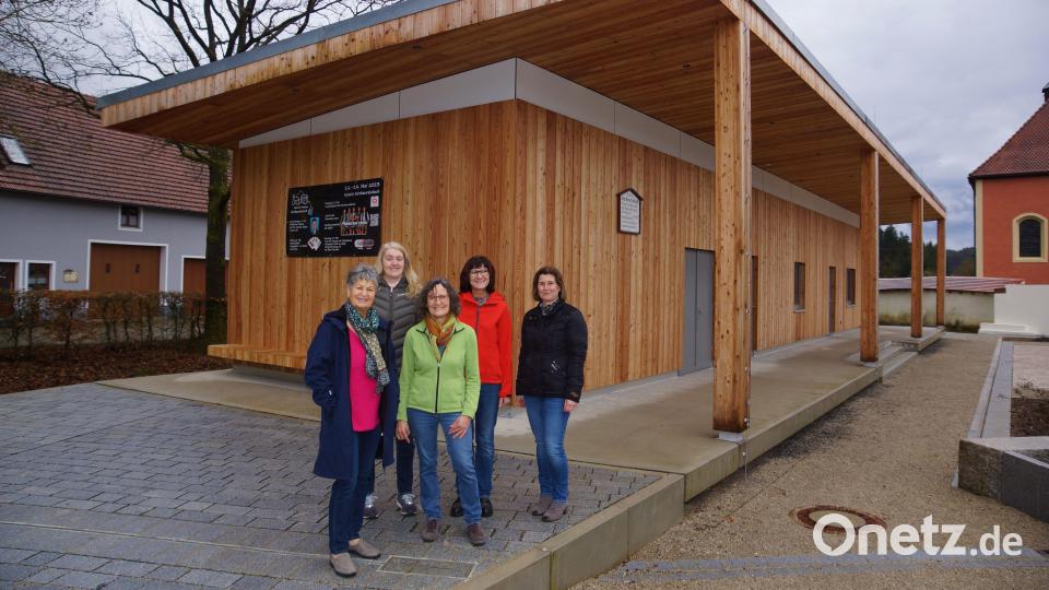 Etzelwangs 2. Bürgermeisterin Lydia Zahner (Mitte) mit ihren Kolleginnen (von links) Hildegard Geissmann (3. BM Sulzbach-Rosenberg), Sabine Lindner (2. BM Gebenbach), Evi Höllerer (3. BM Hahnbach) und Doris Lehnerer (2. BM Königstein). Bild: sre