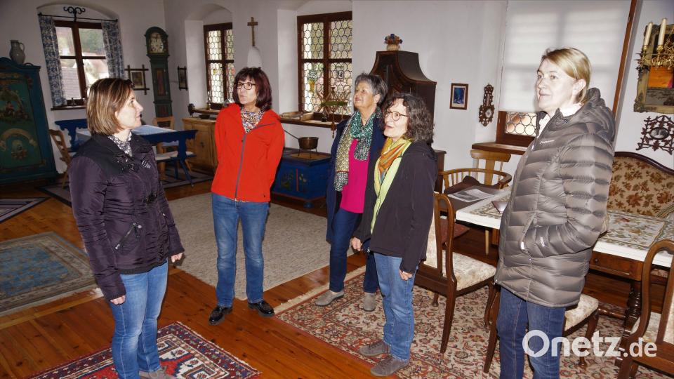 Die Amberg-Sulzbacher Bürgermeisterinnen bei der Führung durch das Schloss Kirchenreinbach, hier im ehemaligen Grundschul-Klassenzimmer, in dem Lydia Zahner (2. von rechts) selbst noch unterrichtet wurde. Bild: sre